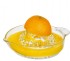 Zitruspresse aus Glas mit einer ausgedrückten Oran